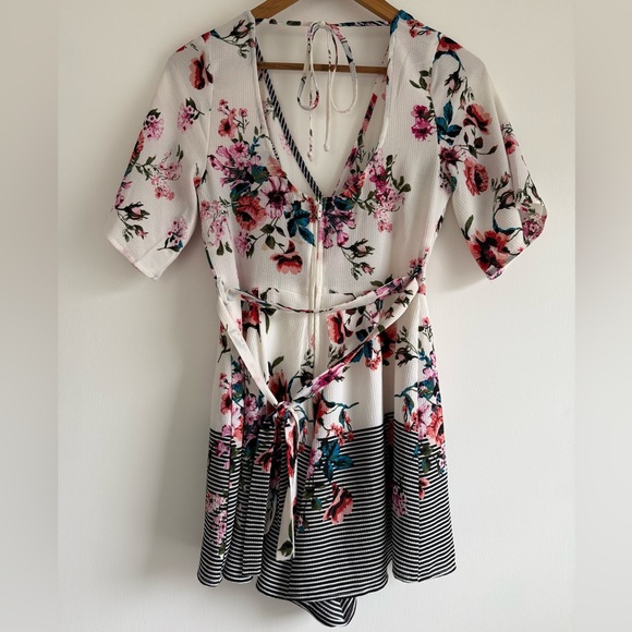 Floral Romper Women’s V-Neck Short Sleeve Boho Summer Romper Size XS/S - Picture 8 of 13